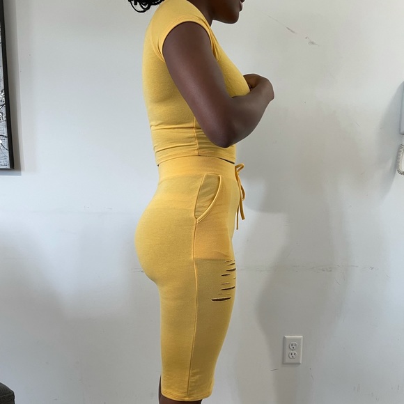 The perfect yellow set - Picture 3 of 4